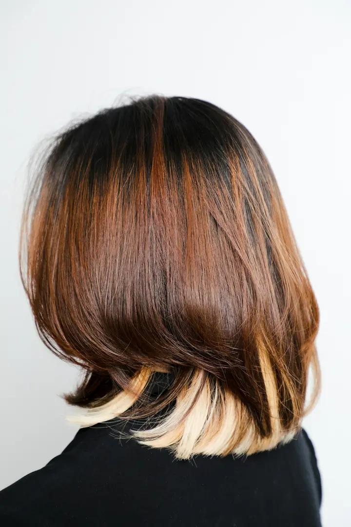 Corte chanel castanho com pontas mais claras, visto de costas.