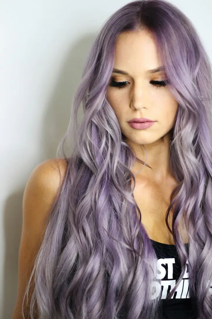 Cabelo longo lilás em ondas largas.
