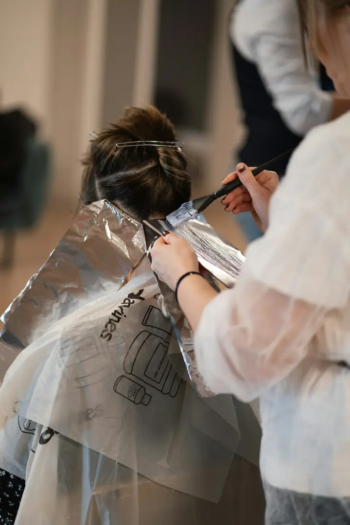 Mechas sendo feitas com papel-alumínio.